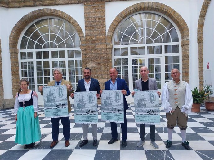 El vicepresidente primero de la Diputación de Cádiz, Juancho Ortiz, y el alcalde de Algar, José Carlos Sánchez, presentan la recreación histórica de Algar.