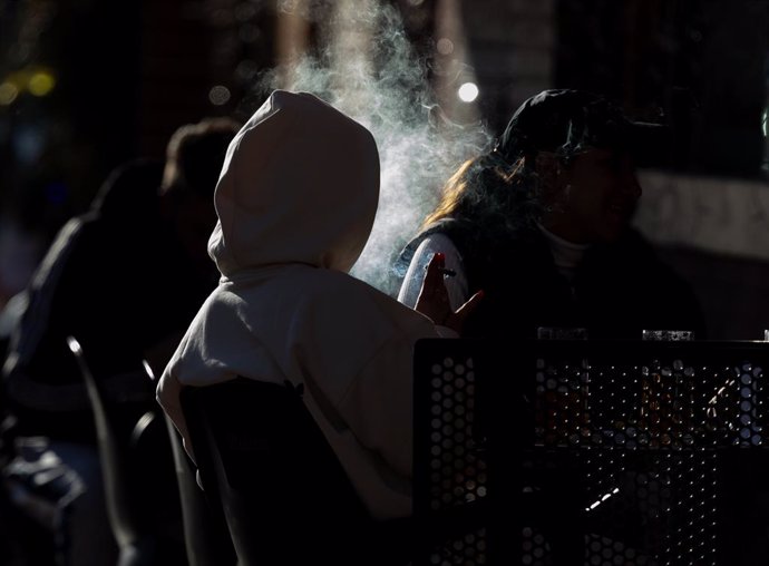 Archivo - Una persona fumando en una terraza, a 27 de diciembre de 2023, en Madrid (España). La ministra de Sanidad ha anunciado que uno de sus proyectos al mando de esta cartera es retomar el plan antitabaco de 2021-2025, ampliando los espacios sin humo 