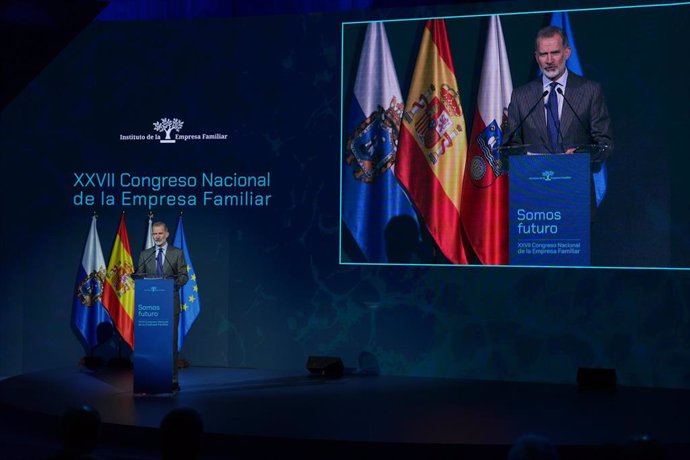 El Rey Felipe VI interviene durante la clausura del XXVII Congreso Nacional de la Empresa Familiar, en el Palacio de Exposiciones y Congresos de Santander, a 22 de octubre de 2024, en Santander, Cantabria (España). 