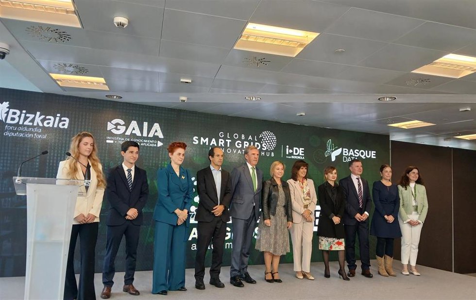 Presentación del proyecto Smart Grids Academy en Bilbao, con la presencia, entre otros, de la diputada de Promoción Económica de Bizkaia, Ainara Basurko, y el director de Personas y Servicios del Grupo Iberdrola y delegado en País Vasco, Asís Canales.