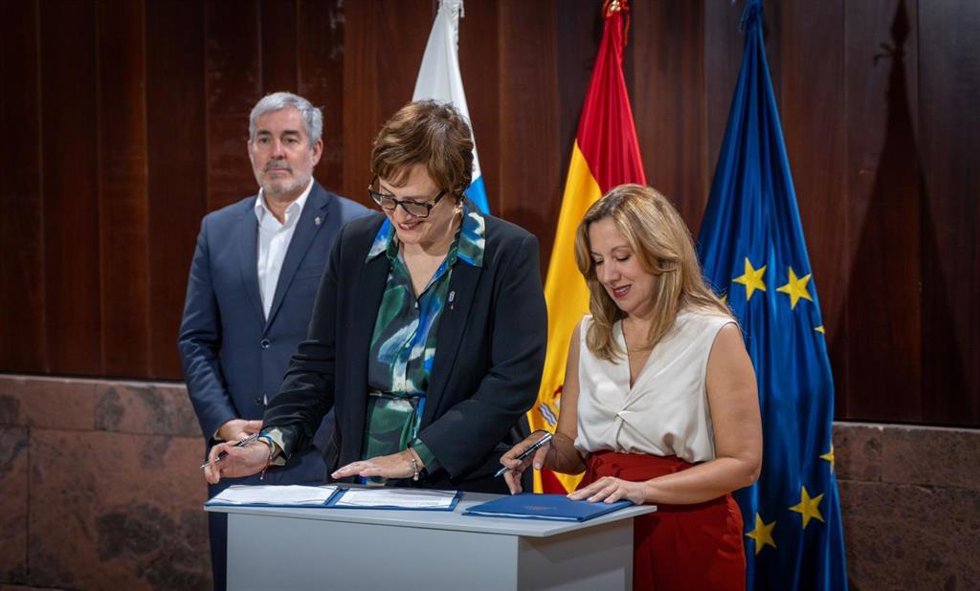 Firma del convenio para subvencionar con más de 15 millones de euros al Cabildo de Tenerife destinados a la creación de 181 plazas para personas dependientes