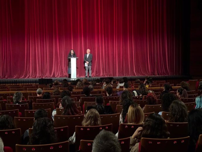 La consejera de Cultura, Política Llingüística y Deporte, Vanessa Gutiérrez, durante la inauguración de la II Muestra de Artes Escénicas 'Escena en Rede', junto al director general de Acción Cultural y Normalización Llingüística, Antón García. (Gijón)