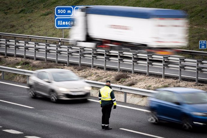 Archivo - Un agente de la Guardia Civil controla el tráfico después de que los agricultores hayan cortado el tráfico de la autovía A-42, durante la cuarta jornada de protestas de los ganaderos y agricultores, a 9 de febrero de 2024, en Illescas, Toledo, C