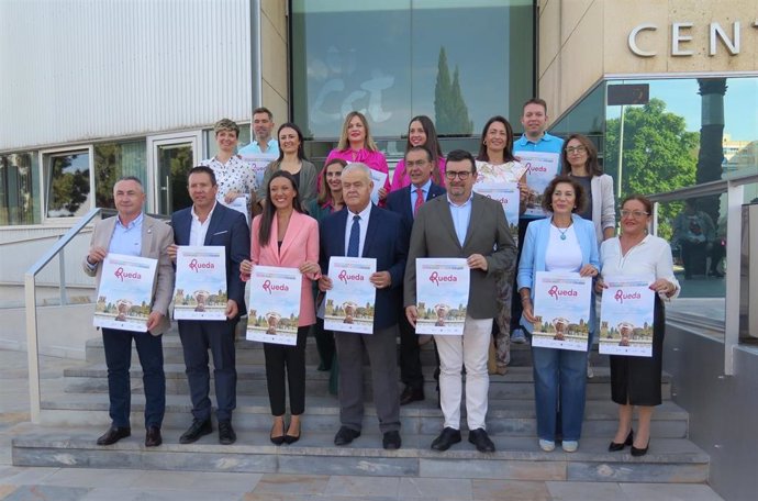 La consejera Carmen Conesa, con alcaldes y concejales de los municipios participantes en la Feria de Turismo de Interior ‘Rueda’