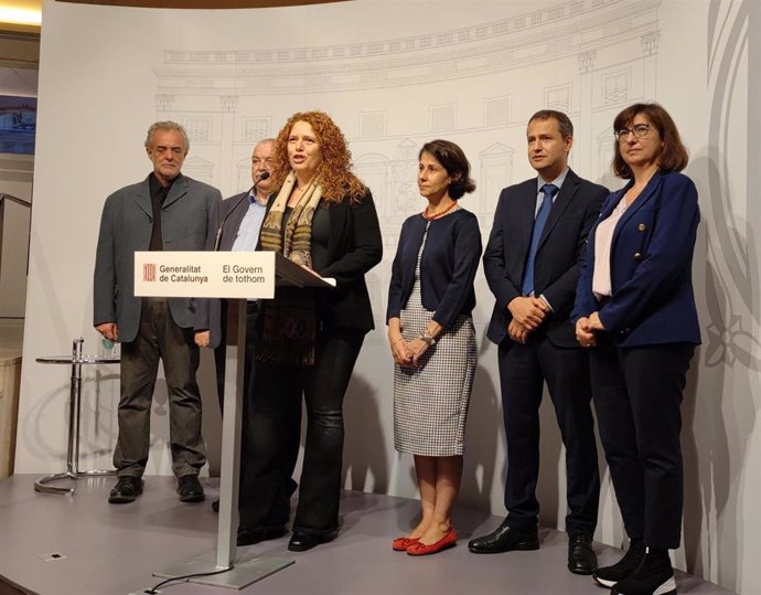 La presidenta de Encaix, Victòria Monell, y representantes de las entidades impulsoras de cambios en el Codi Civil catalán Dincat, Encaix y Coordinador Tutelar en declaraciones en el Palau de la Generalitat