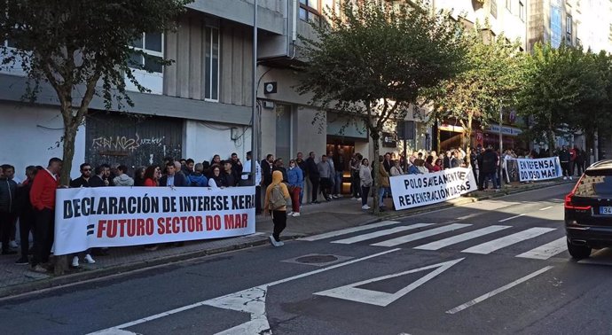 Concentración ante el Parlamento en apoyo a la ILP de defensa de la pesca tradicional