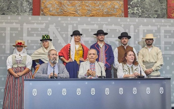 Presentación de indumentaria tradicional canaria