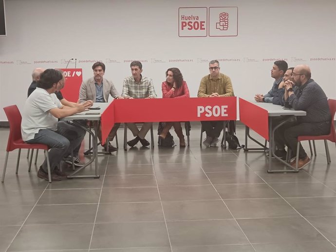 Reunión entre parlamentarios del PSOE de Huelva, Fica UGT y trabajadores de Fertiberia.