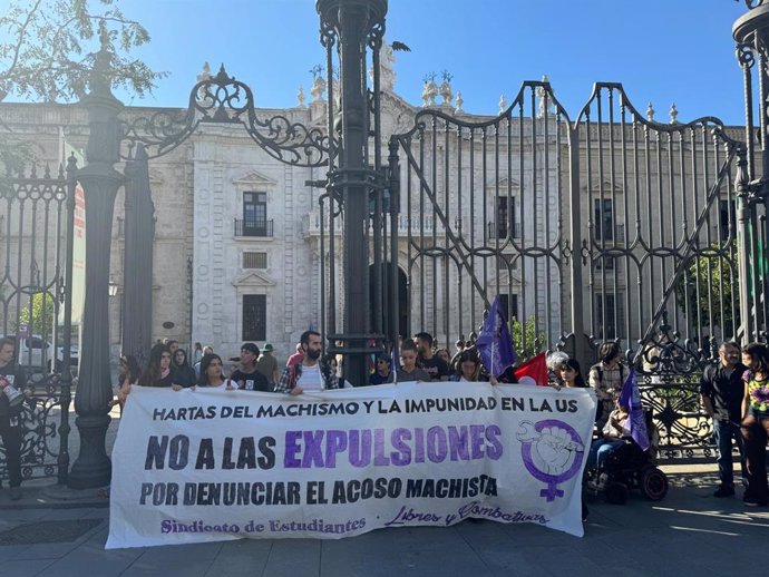 El Sindicato de Estudiantes y la plataforma Libre y Combativa en una protesta a las puertas de la US.