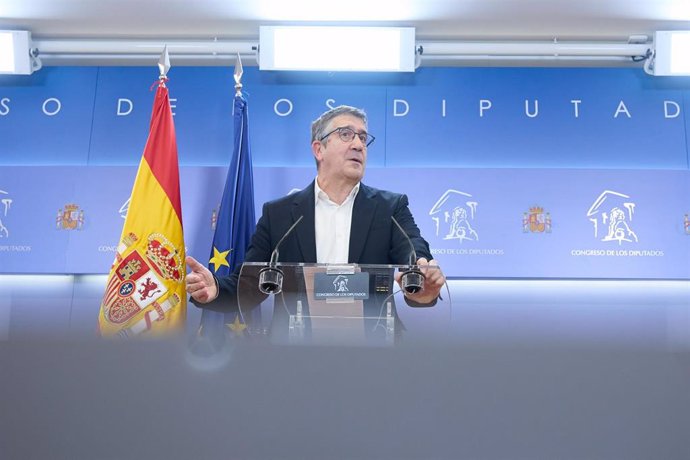 El portavoz del PSOE en el Congreso, Patxi López, durante una rueda de prensa posterior a la reunión de la Junta de Portavoces, en el Congreso de los Diputados, a 22 de octubre de 2024, en Madrid (España).