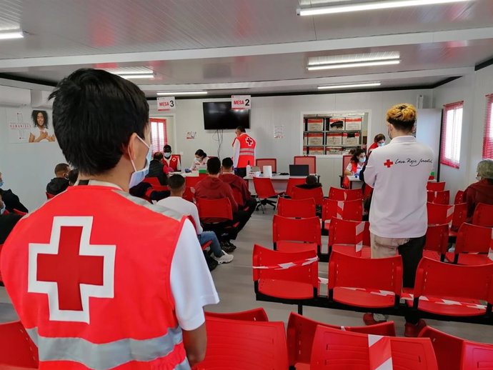 Archivo - Voluntarios de Cruz Roja atienden en el puerto de Almería a las personas rescatadas a bordo de varias pateras en una imagen de archivo.