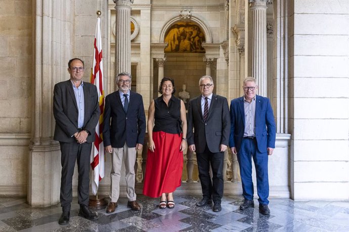 El teniente de alcalde de Economía en el Ayuntamiento de Barceloma, Jordi Valls, y la consellera de Economía y Finanzas, Alícia Romero, este martes.