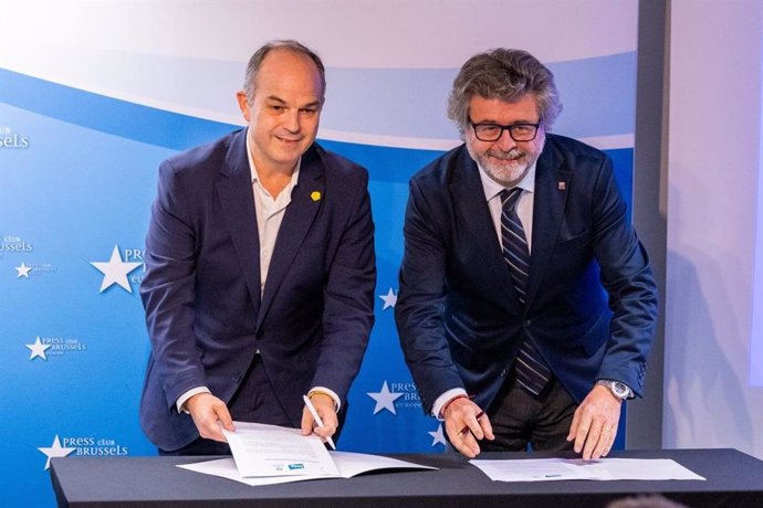 El secretario general de Junts, Jordi Turull, con el portavoz de Demòcrates, Antoni Castellà, en Bruselas (Bélgica)