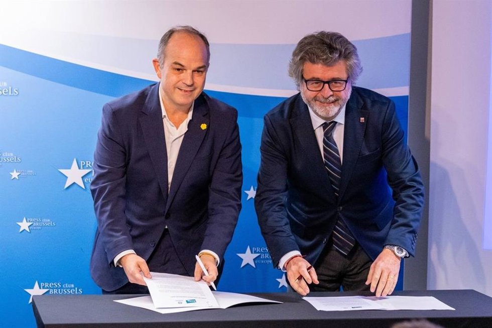 El secretario general de Junts, Jordi Turull, con el portavoz de Demcrates, Antoni Castell, en Bruselas (Bélgica)