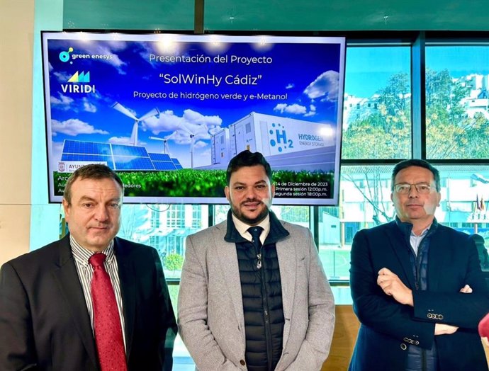 El alcalde de Arcos de la Frontera, Miguel Rodríguez, junto a representantes de proyecto SolWinHy Cádiz de Viridi Energías Renovables en una imagen de archivo.