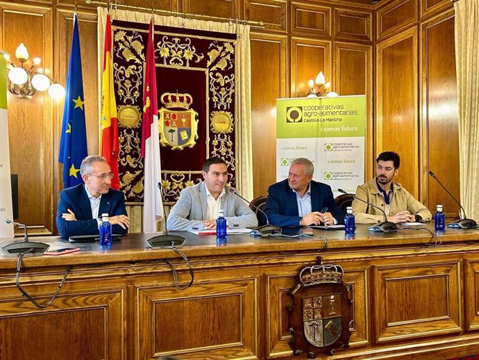 El presidente de Cooperativas Agroalimentarias de Castilla-La Mancha, Ángel Villafranca, y el presidente de la Diputación, Álvaro Martínez Chana, en la presentación del informe.