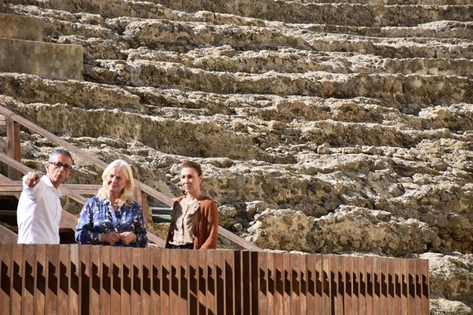 Mercedes Colombo y Tania Barcelona en el Teatro Romano de Cádiz.