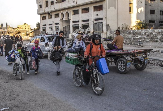 Un grup de palestins fuig de Jabalia, al nord de la Franja de Gaza, després d'una ordre d'evacuació d'Israel a una escola en la qual havien buscat refugi (arxiu)