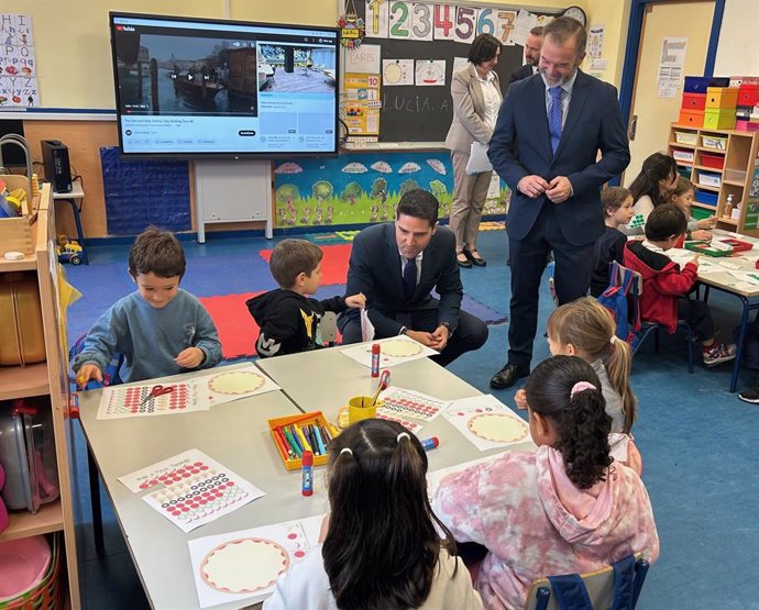 El consejero de Educación, Ciencia y Universidades de la Comunidad de Madrid, Emilio Viciana, visita el colegio Salvador de Madariaga, en la localidad de Daganzo de Arriba