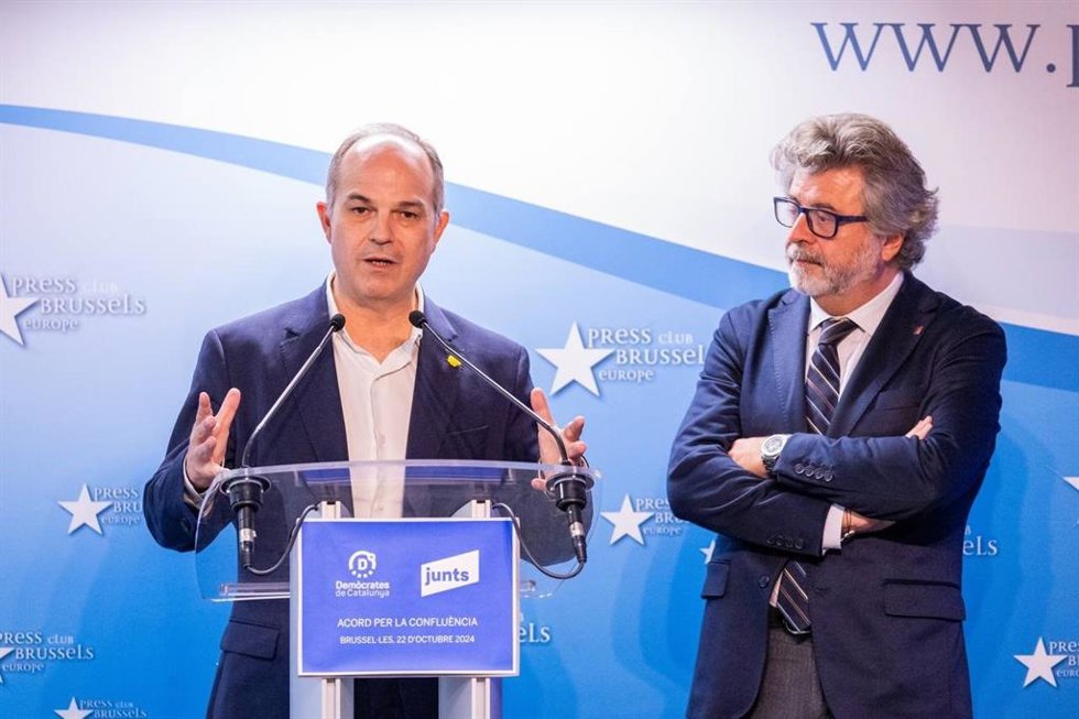 El secretario general de Junts, Jordi Turull, con el portavoz de Demcrates, Antoni Castell, en Bruselas (Bélgica)