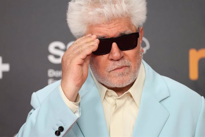 El director Pedro Almodóvar posa en el photocall a su llegada a la entrega del Premio Donostia, en el Festival de Cine de San Sebastián, a 26 de septiembre de 2024, en San Sebastián, Guipúzcoa, País Vasco (España). 