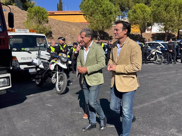 Archivo - Antonio Losa (i), junto al alcalde, Agustiín González, en una visita al dispositivo de seguridad de la feria.