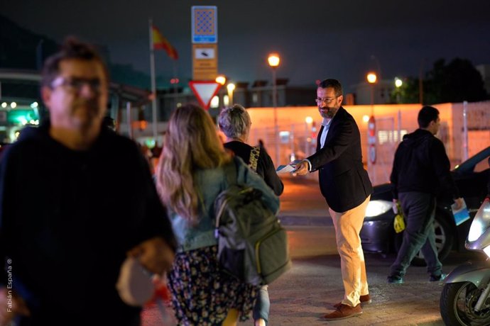 El alcalde de La Línea repartiendo octavillas en la frontera con Gibraltar.