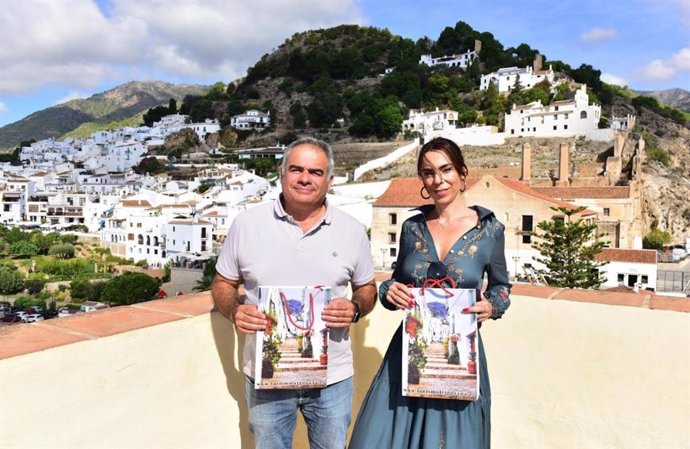 La delegada territorial de Justicia, Administración Local y Función Pública, Teresa Pardo, en Frigiliana juntocon el alcalde, Alejandro Herrero