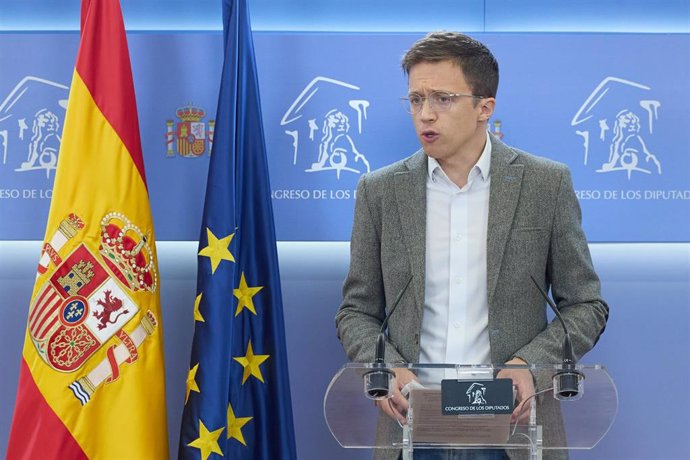 El portavoz de Sumar Iñigo Errejón durante una rueda de prensa posterior a la reunión de la Junta de Portavoces, en el Congreso de los Diputados, a 22 de octubre de 2024, en Madrid (España).