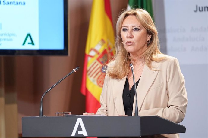 La consejera de Economía, Hacienda y Fondos Europeos y portavoz del Gobierno, Carolina España, durante la rueda de prensa. A 22 de octubre de 2024, en Sevilla (Andalucía, España). El Consejo de Gobierno de la Junta de Andalucía se reúne en el Palacio de S