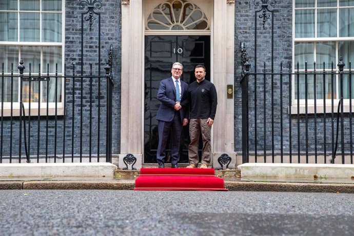 El primer ministro de Reino Unido, Keir Starmer, recibe al presidente de Ucrania, Volodimir Zelenski