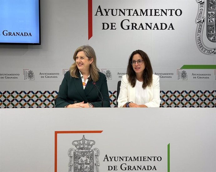 De izquierda a derecha en la imagen, las ediles de Vox en Granada, Beatriz Sánchez y Mónica Rodríguez