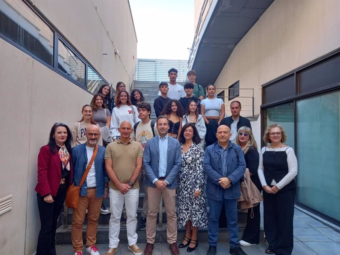 Bienvenida del delegado de Desarrollo Educativo y Formación Profesional, Carlos Soriano,  a siete estudiantes y dos profesores de español de un centro de Cerdeña.