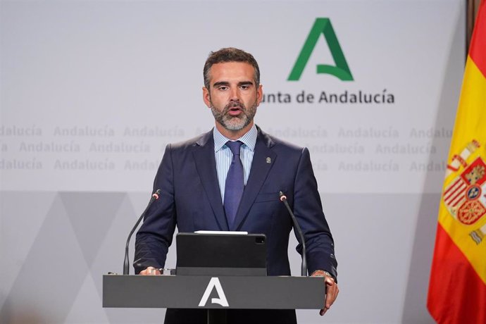 El consejero de Agricultura, Agua y Desarrollo Rural, Ramón Fernández-Pacheco durante la rueda de prensa. A 22 de octubre de 2024, en Sevilla (Andalucía, España). El Consejo de Gobierno de la Junta de Andalucía se reúne en el Palacio de San Telmo para lle