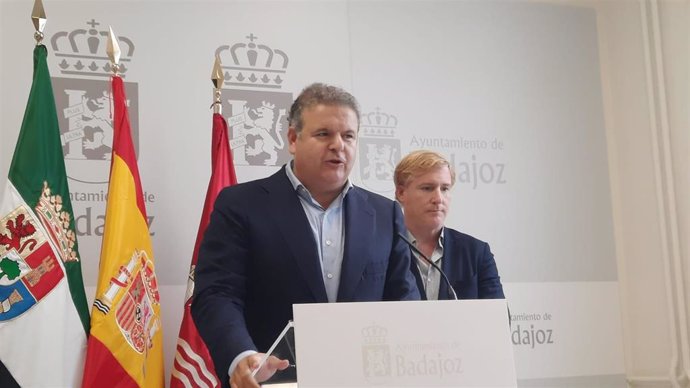 El presidente del Grupo Cívitas interviene junto al alcalde de Badajoz