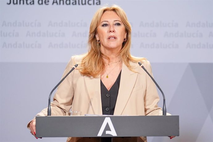 La consejera de Economía, Hacienda y Fondos Europeos y portavoz del Gobierno, Carolina España, durante la rueda de prensa. A 22 de octubre de 2024, en Sevilla (Andalucía, España). El Consejo de Gobierno de la Junta de Andalucía se reúne en el Palacio de S