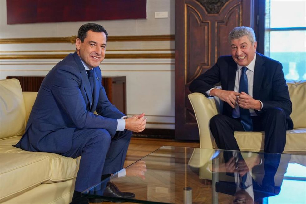 El presidente de la Junta de Andalucía, Juanma Moreno, (i) y el embajador de Azerbaiyán en España, Ramiz Hasanov (d) durante la reunión mantenida el día de hoy. A 22 de octubre de 2024, en Sevilla, Andalucía (España) . El presidente de la Junta de Andal