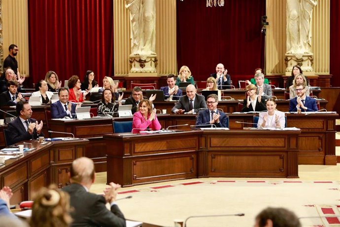 El Govern y la bancada del PP durante el pleno del Parlament.