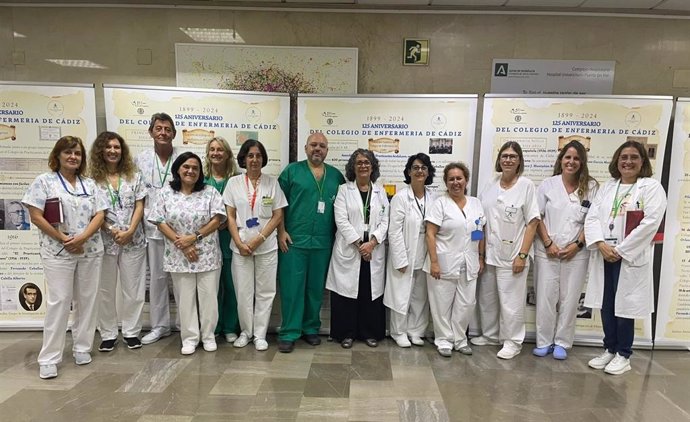 Profesionales sanitarios en la exposición del Colegio de Enfermería de Cádiz