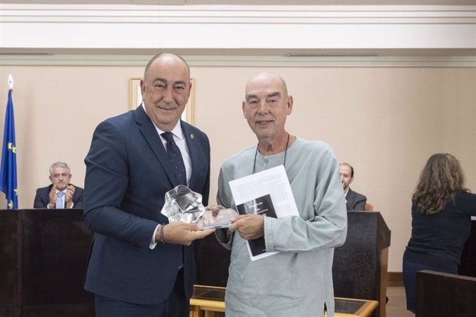 El presidente de la Diputación con el ganador del 'Jaime Gil de Biedma', Santiago Alba.