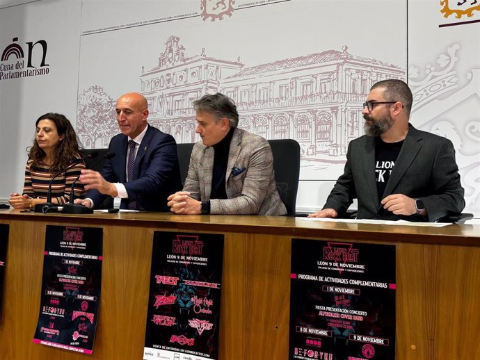 El alcalde de León junto a los organizadores del 'Lion Rock Fest'.