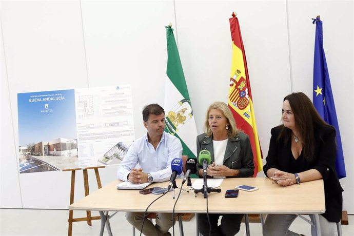 La alcaldesa de Marbella (Málaga), Ángeles Muñoz, junto con los concejales de Obras, Diego López, y de Nueva Andalucía, Vanessa Ortiz de Zárate