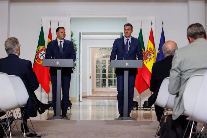 Archivo - El presidente del Gobierno, Pedro Sánchez (d), y el primer ministro de la República de Portugal, Luís Montenegro (i), comparecen en una rueda de prensa tras una reunión, en el Complejo de la Moncloa, a 15 de abril de 2024, en Madrid (España).