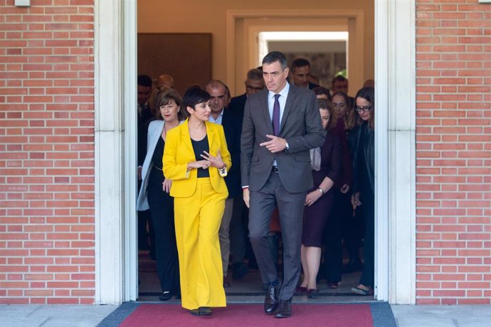 La ministra de Vivienda y Agenda Urbana de España, Isabel Rodríguez, y el presidente del Gobierno, Pedro Sánchez, durante un encuentro con organizaciones sociales y representantes del sector de la vivienda, en el Complejo de La Moncloa, Madrid (España).