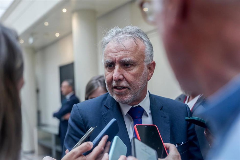El ministro de Política Territorial, Ángel Víctor Torres, durante una sesión de control al Gobierno en el Senado, a 8 de octubre de 2024, en Madrid (España). El pleno tiene lugar horas después de que el PP haya aprobado también en la Cámara Alta una ini