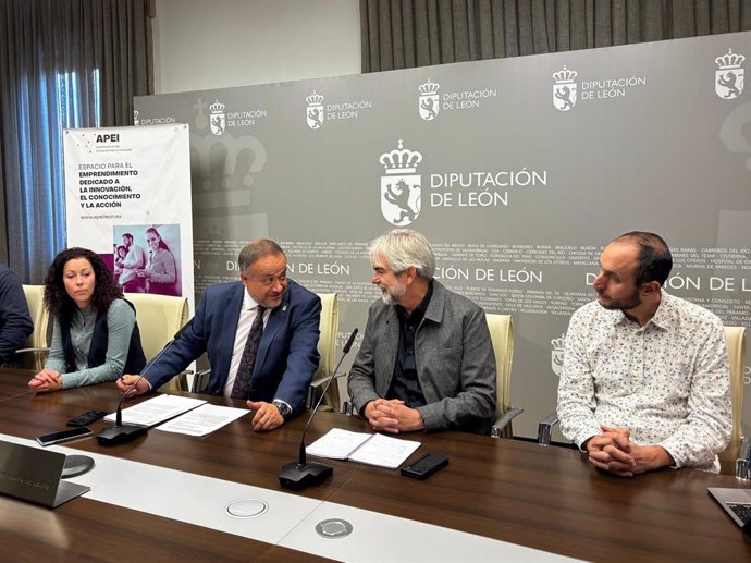 Representantes institucionales durante la presentación, este martes, de la iniciativa de emprendimiento 'Aulas del territorio'.