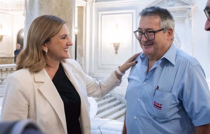 La alcaldesa de València, María José Catalá, se reúne con Francisco Cárdenas, el conductor de la EMT que impidió una agresión machista a bordo de un autobús.