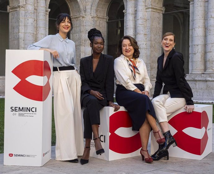 Las actrices Beatriz Arjona, Sonia Barba y Edith Martínez junto a la directora y productora Elena Manrique, que presenta su ópera prima, 'Fin de fiesta', en la 69 Seminci.