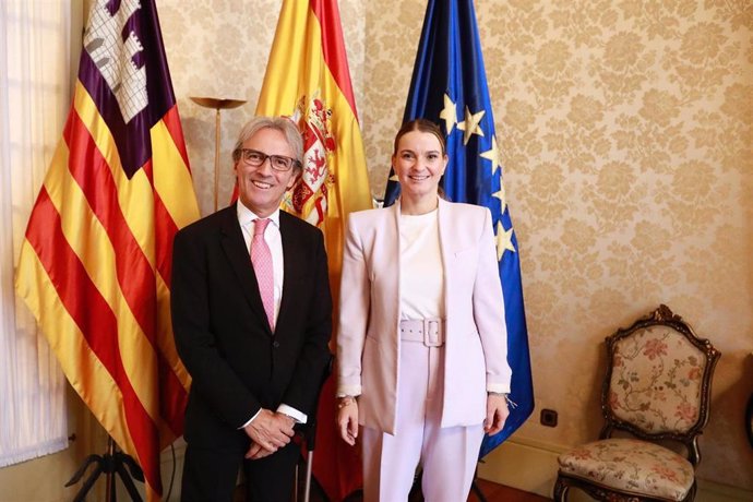 La presidenta del Govern, Marga Prohens, recibe al embajador de Colombia en Madrid, Eduardo Ávila