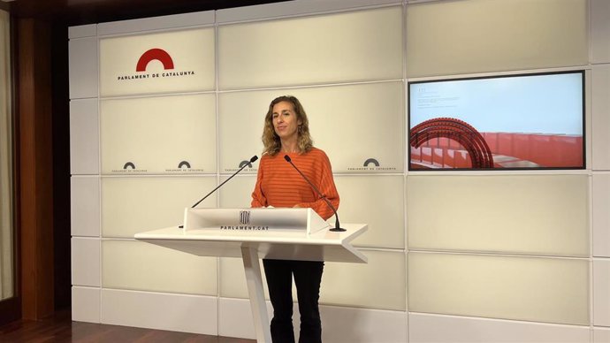 La diputada de la CUP, Laia Estrada, durante una rueda de prensa en el Parlament